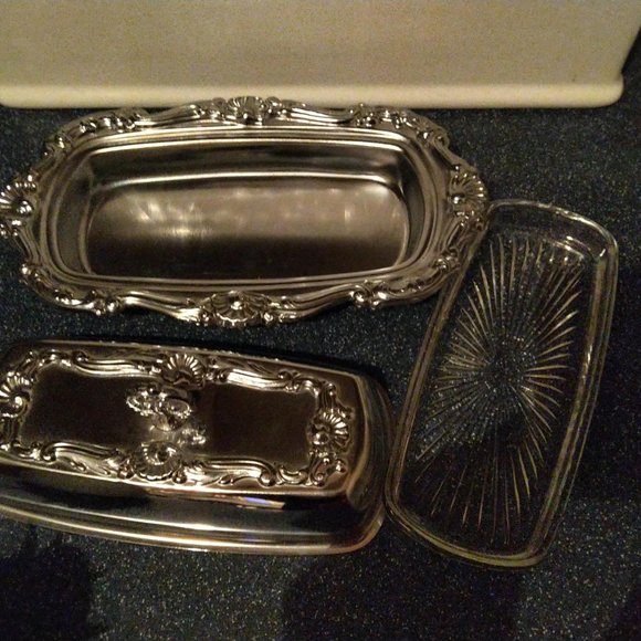 Silverplated butter dish, three pieces glass dish and cloche cover and tray - Picture 4 of 6